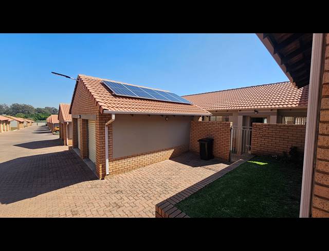 2 BEDROOM SIMPLEX FOR SALE IN MOOIKLOOF RIDGE